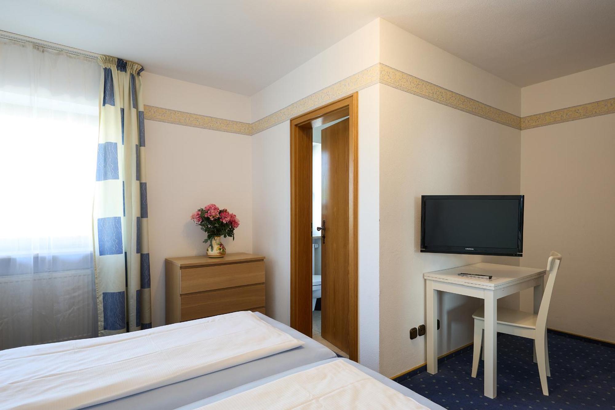 Hotel Garni Demmel Bruckmuhl Bagian luar foto